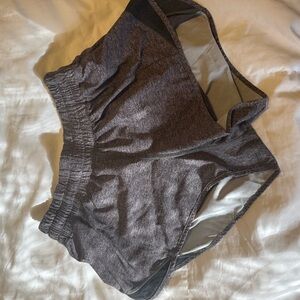 Lulu lemon hotty hot shorts size 6, 2.5”